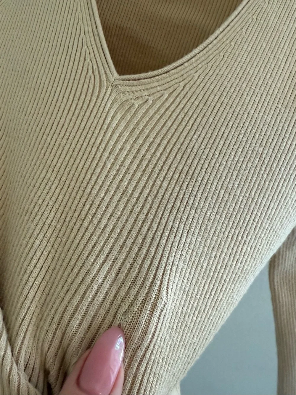 BOSS ivory ribbed V-neck sweater top size XS minimalist capsule wardrobe